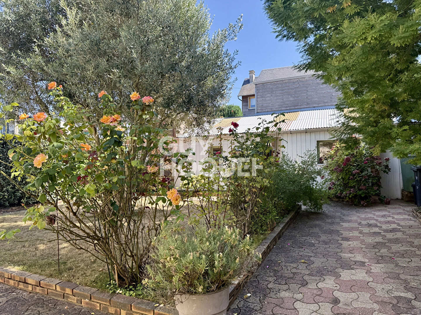 MAISON AVEC TRES BEAU JARDIN TERRASSE ET DEPENDANCE- TROUVILLE SUR MER