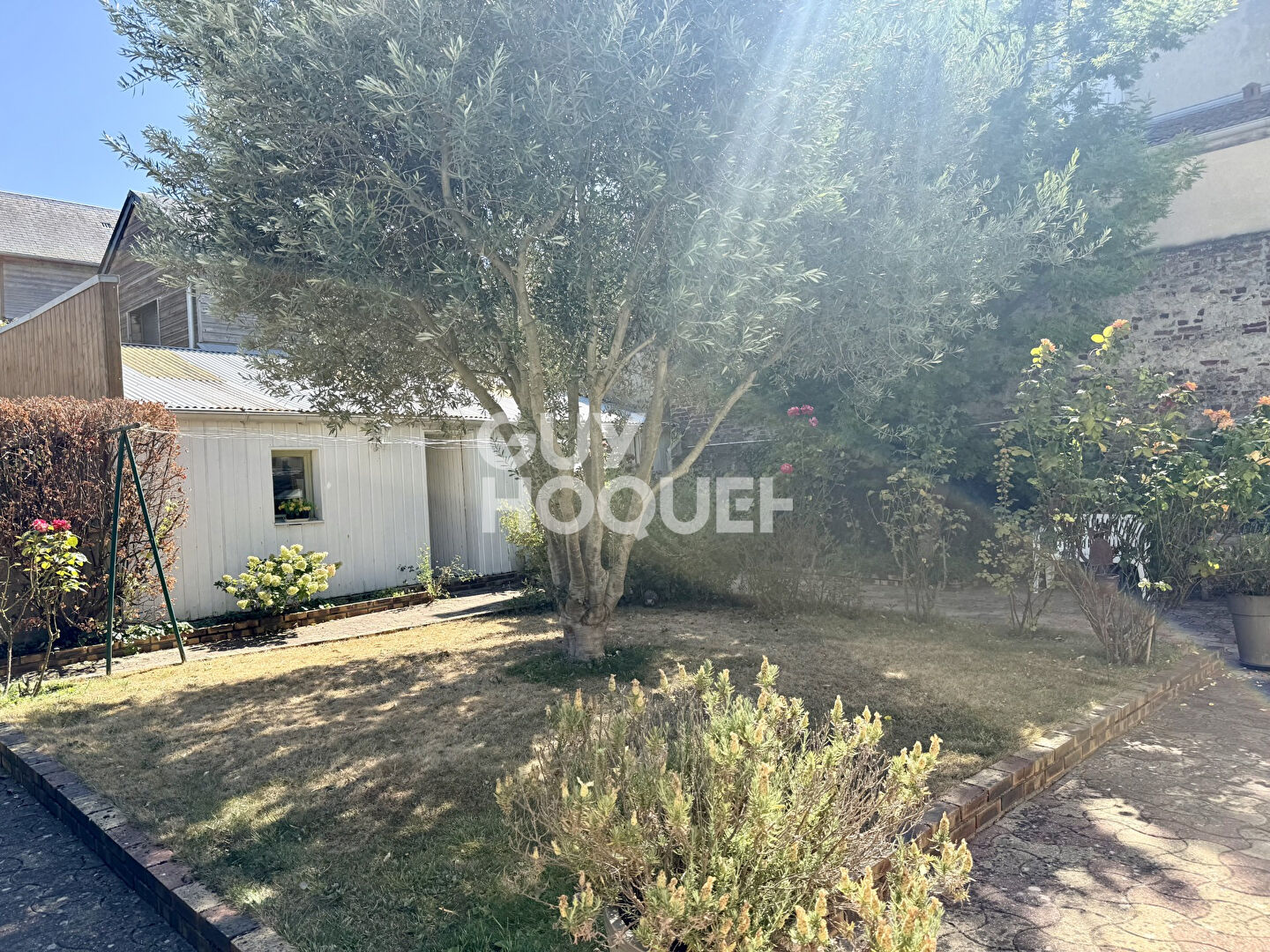 MAISON AVEC TRES BEAU JARDIN TERRASSE ET DEPENDANCE- TROUVILLE SUR MER