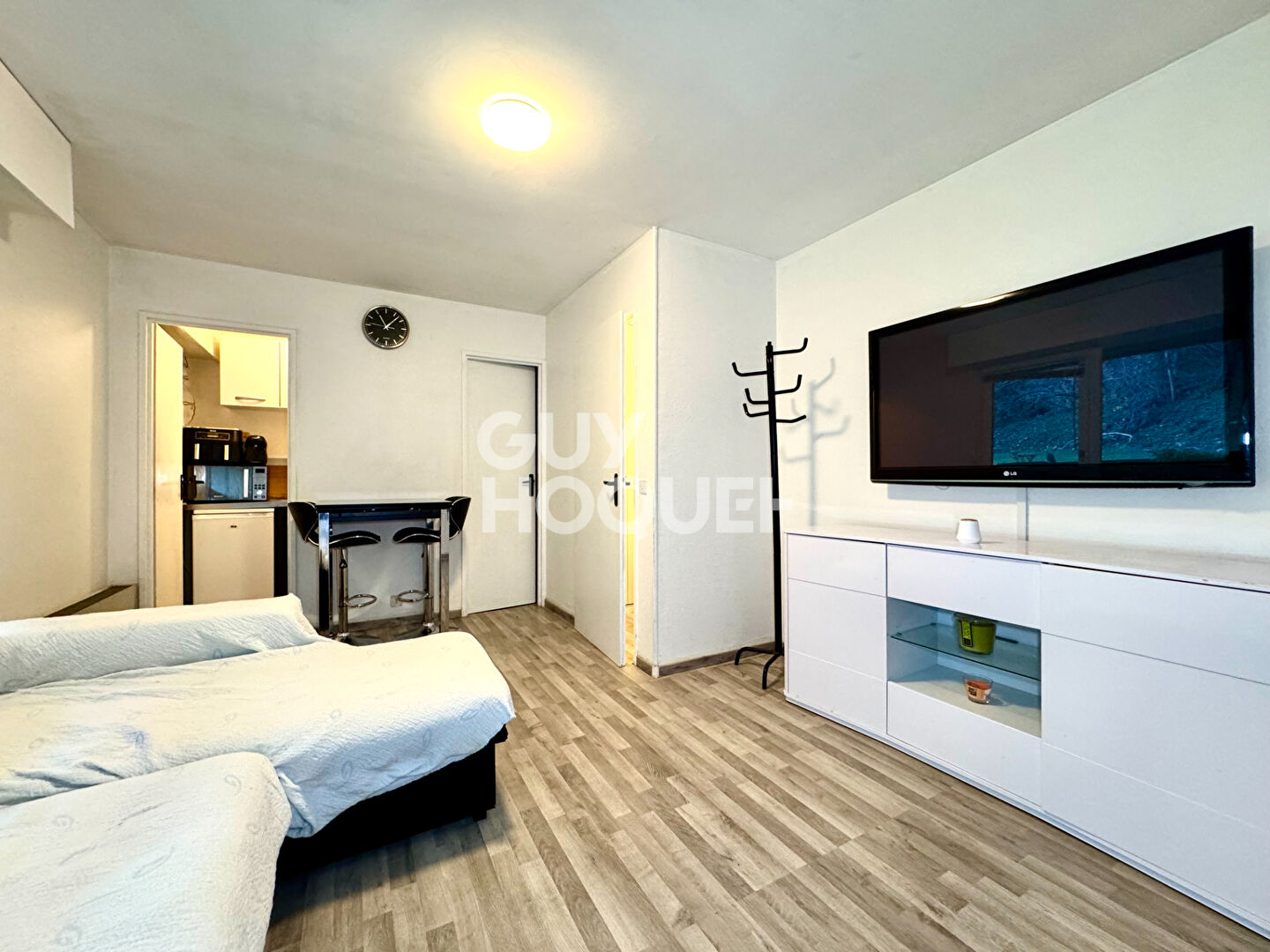 DEUX PIECES AVEC GRAND BALCON - PLACE DE STATIONNEMENT ET CAVE