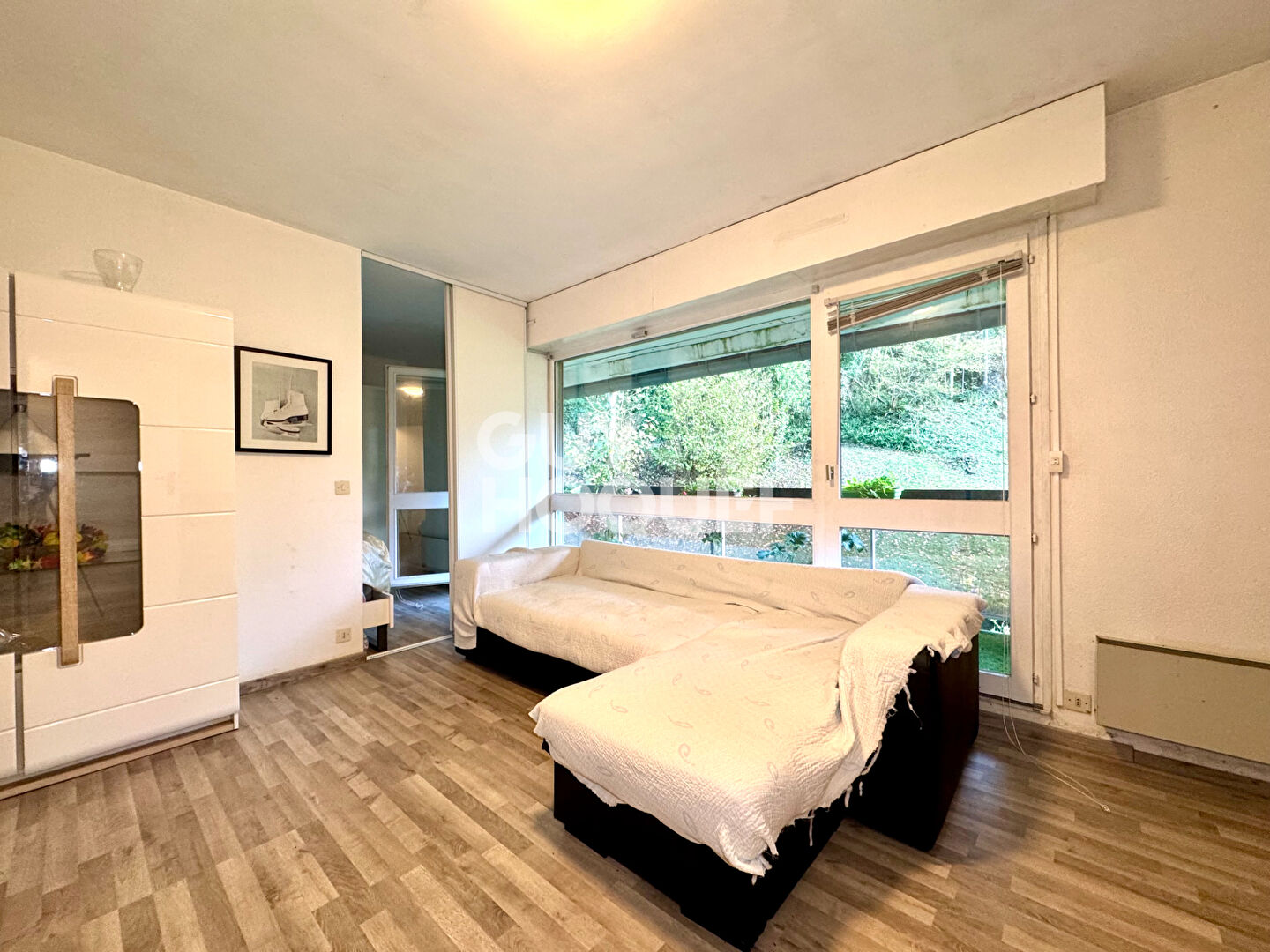 DEUX PIECES AVEC GRAND BALCON - PLACE DE STATIONNEMENT ET CAVE