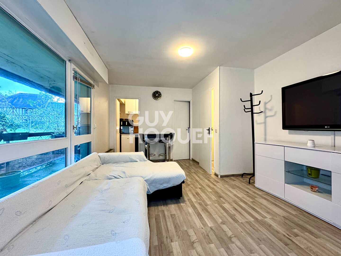 DEUX PIECES AVEC GRAND BALCON - PLACE DE STATIONNEMENT ET CAVE