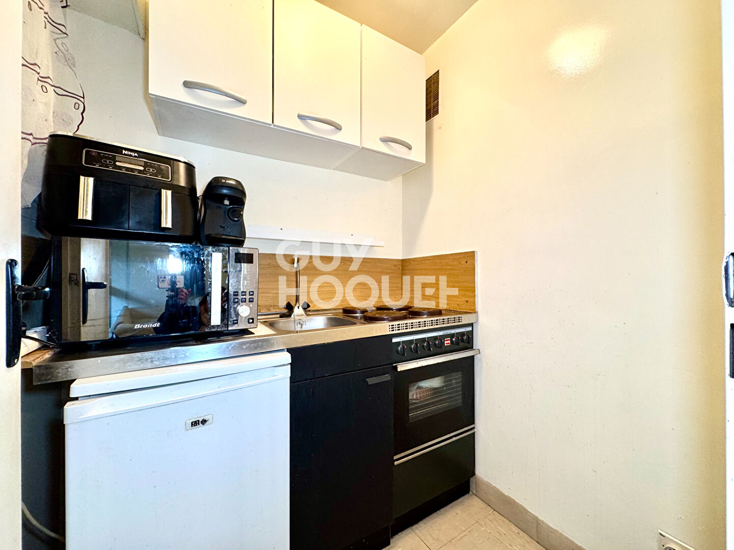 DEUX PIECES AVEC GRAND BALCON - PLACE DE STATIONNEMENT ET CAVE