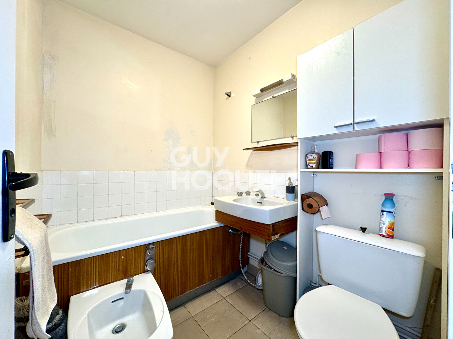 DEUX PIECES AVEC GRAND BALCON - PLACE DE STATIONNEMENT ET CAVE