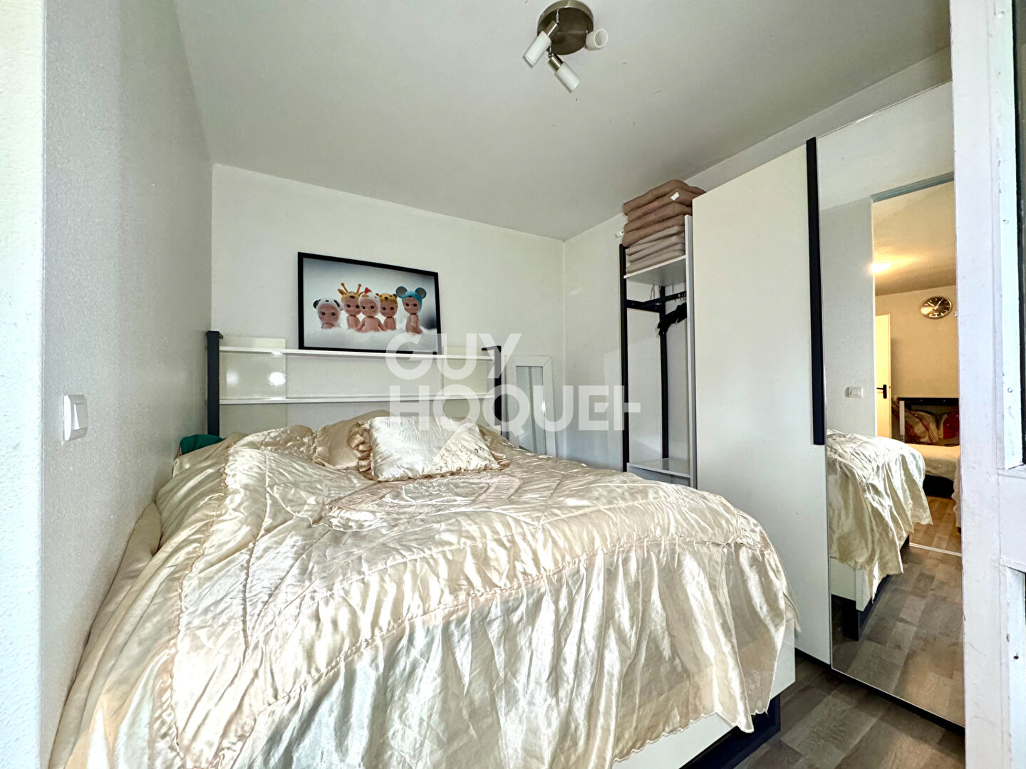 DEUX PIECES AVEC GRAND BALCON - PLACE DE STATIONNEMENT ET CAVE