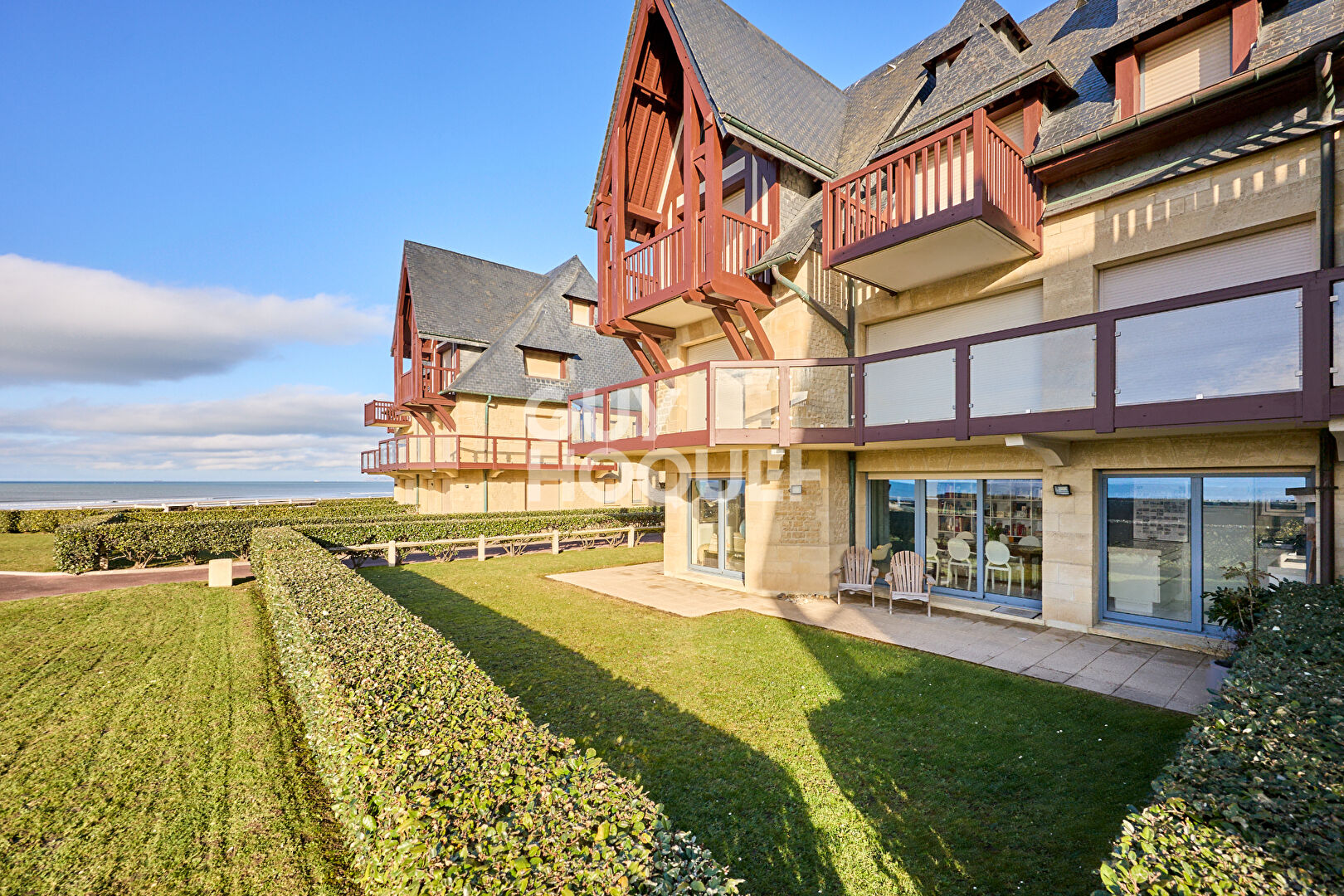 APPARTEMENT 3 PIECES DE PRESTIGE EN BORD DE MER - JARDIN PRIVATIF  !