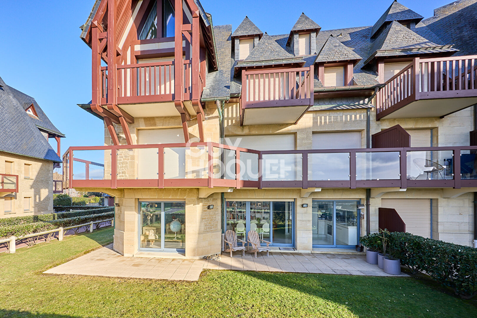 APPARTEMENT 3 PIECES DE PRESTIGE EN BORD DE MER - JARDIN PRIVATIF  !