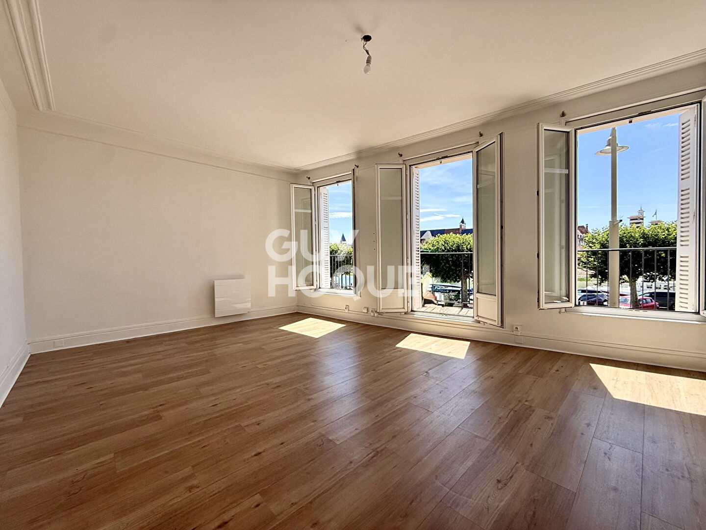 APPARTEMENT RENOVE TROUVILLE SUR MER - VUE PORT
