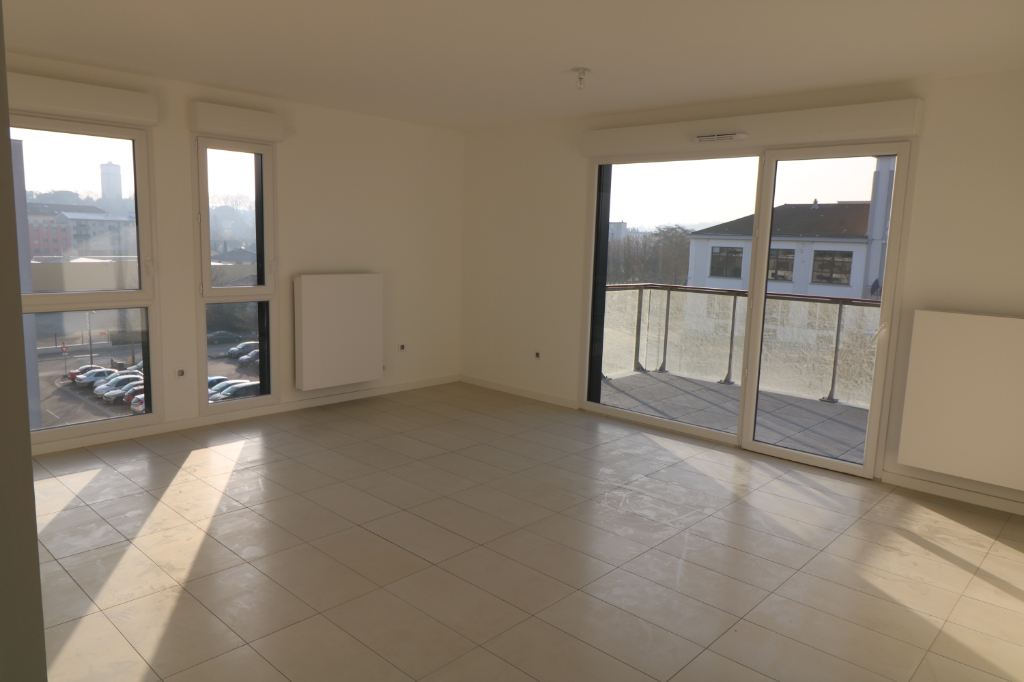 À louer, appartement d'environ 84,98 m², 4 pièces à DECINES CHARPIEU (69150).