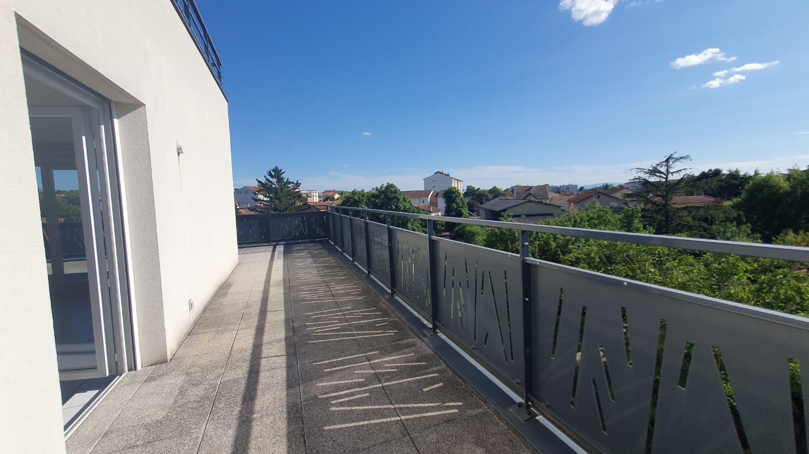 À vendre : Appartement terrasse  4 pièces  dernier etage au coeur de Décines-Charpieu