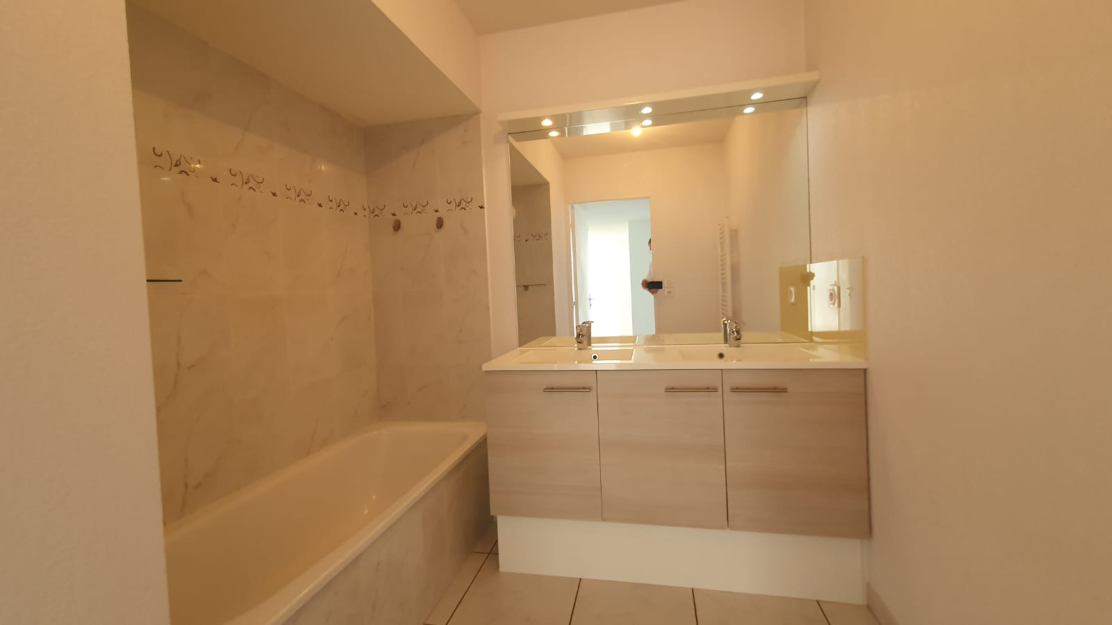 À vendre : Appartement terrasse  4 pièces  dernier etage au coeur de Décines-Charpieu