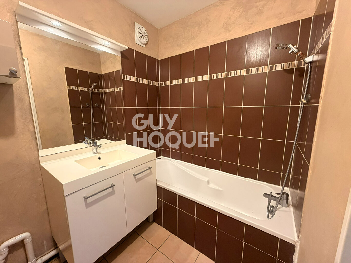 LOCATION : appartement 3 pièces (54 m²) à VAULX EN VELIN