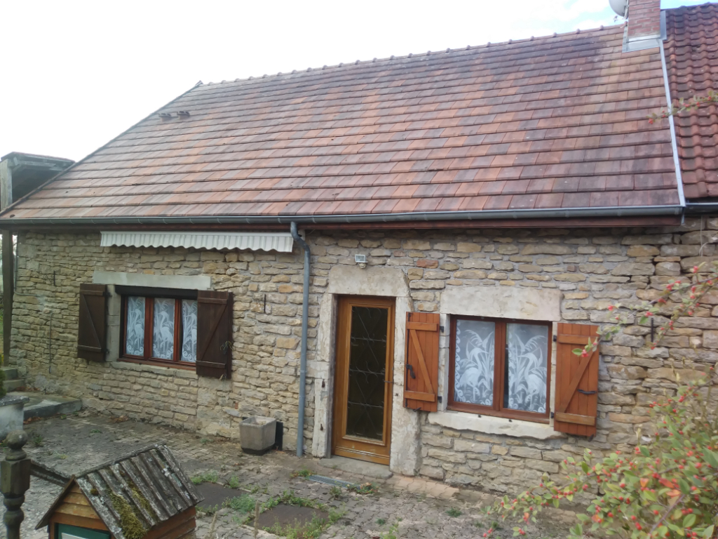 Maison Allerey 4 pièce(s) 70 m2  environ située a 6 kms d'arnay le duc , 15 kms de la sortie Autoroute Paris :Lyon et 35 kms de Baune