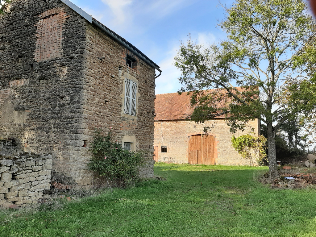 A 10 kms de saulieu et du parc du morvan , sortie autauroute Avallon.