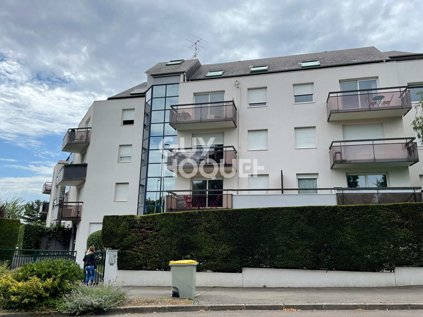 FONTAINE LES DIJON - STUDIO MEUBLE AVEC PISCINE