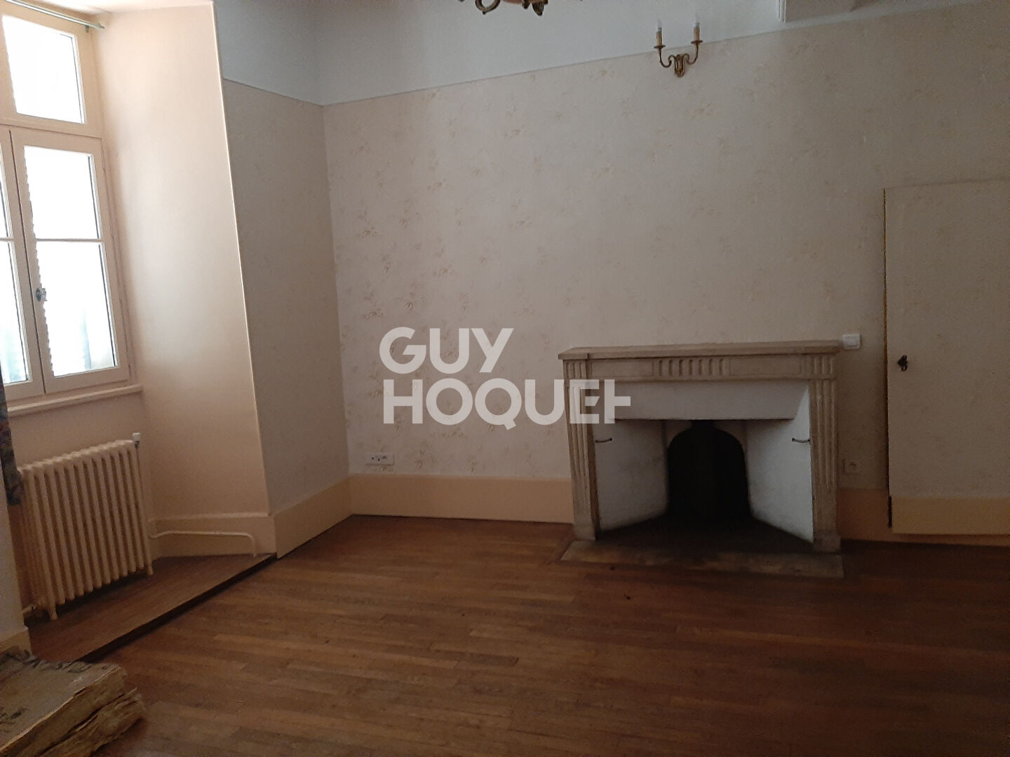 Maison bourgeoise dans centre historique de semur en auxois , à 10 kms sortie d'autoroute Paris / Lyon .