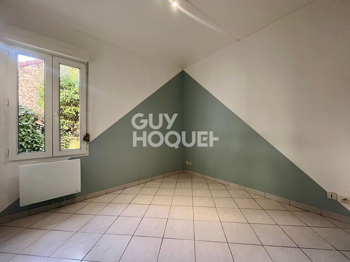 DIJON, Proche hyper-centre T2 de 33 m² avec Cour et 2 caves.