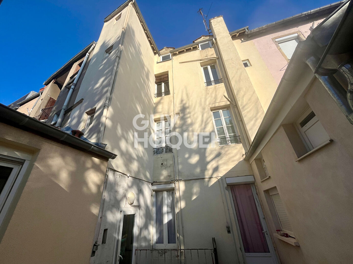 DIJON, Proche hyper-centre T2 de 33 m² avec Cour et 2 caves.