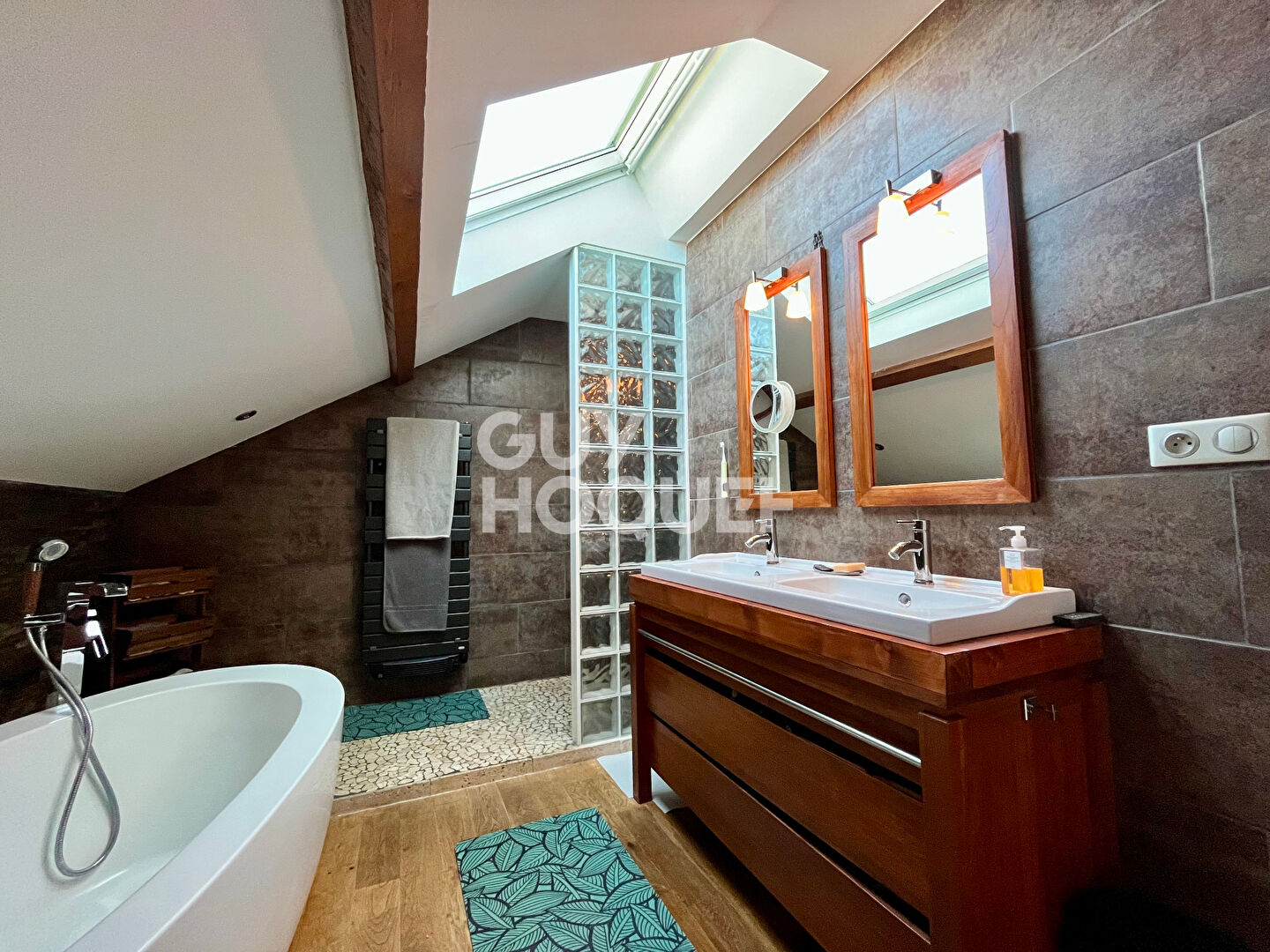 Appartement type loft de 165 m² dans le village de SAVOUGES