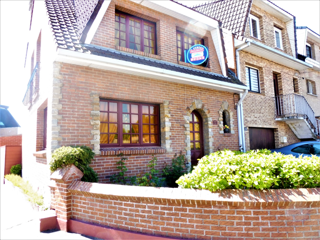 maison 3 chambres. garage. cour exposée plein sud.