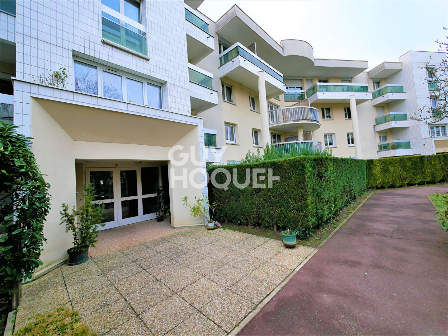 QUARTIER GARE DE CERNAY - COEUR DU CENTRE-VILLE d'ERMONT- Appartement 2 pièces en rez-de-jardin + 1 parking en sous-sol