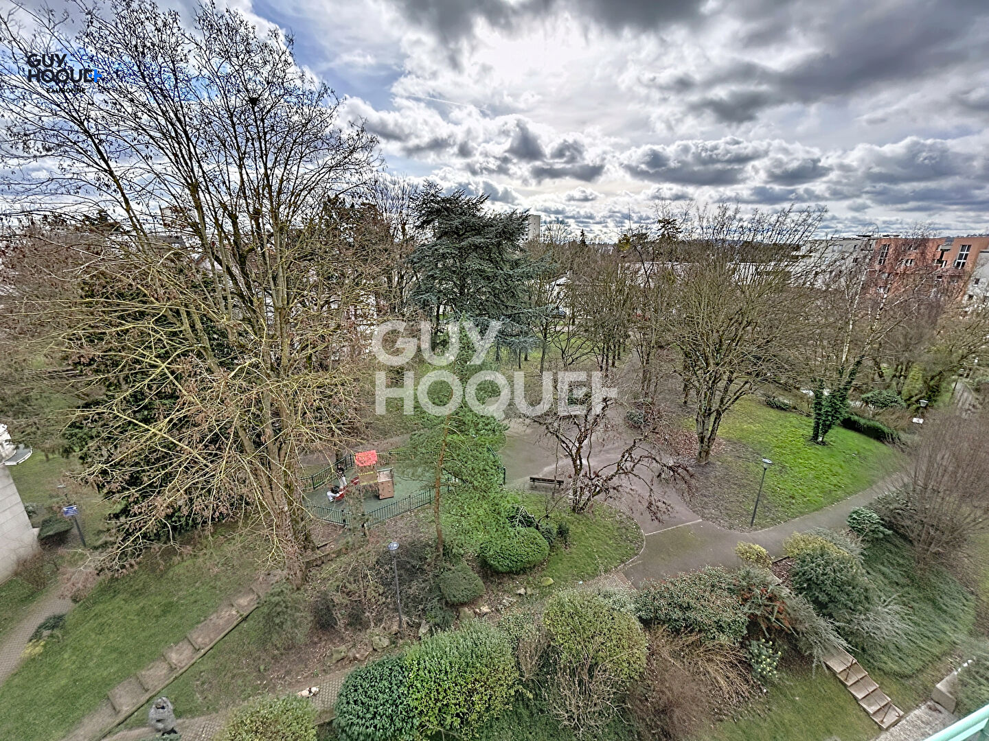 Appartement DUPLEX  100m²  avec 4 chambres en  Dernier étage avec Balcon Terrasse BOX et cave en sous-sol.