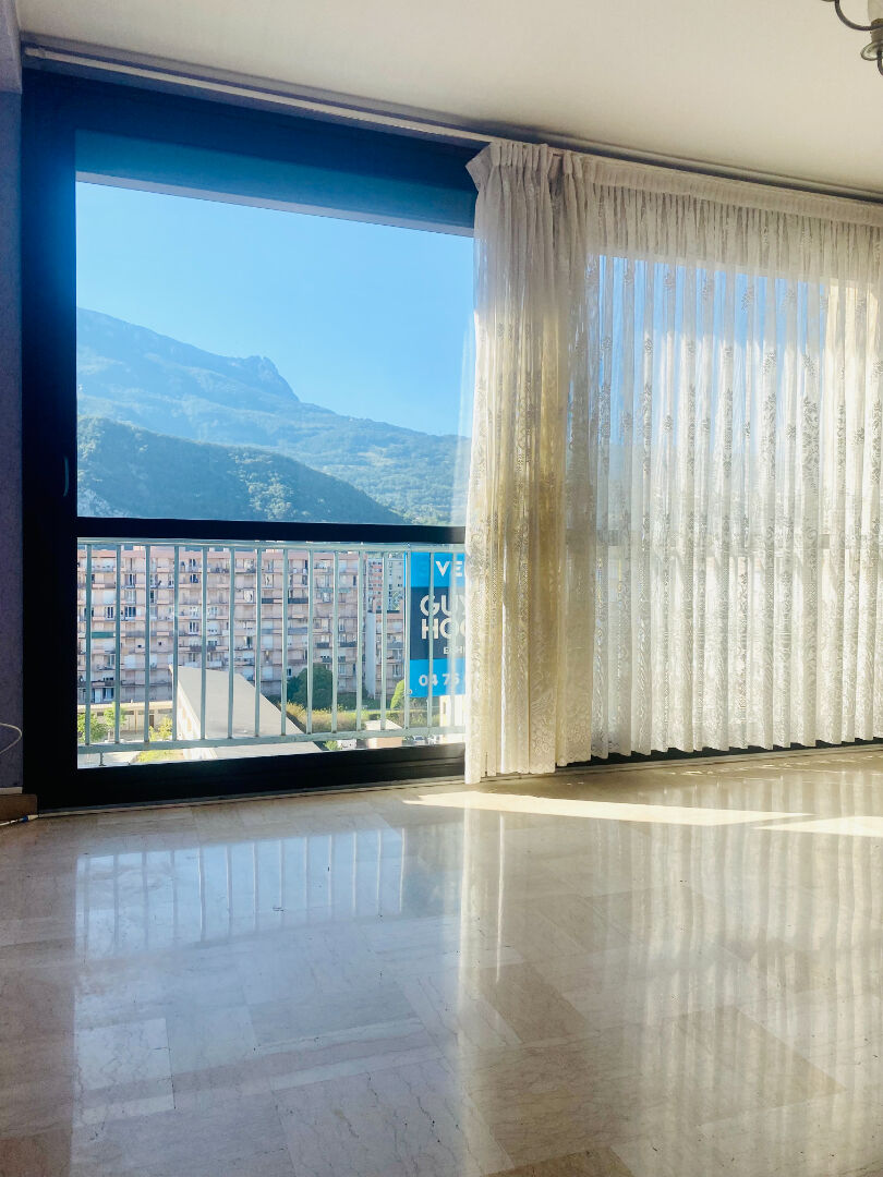 T4 dernier étage (72 m²) à vendre à ECHIROLLES