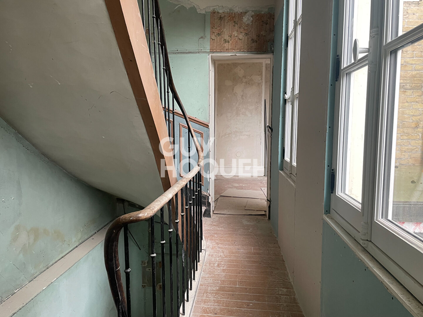 Maison de ville  avec cour et parking privatif