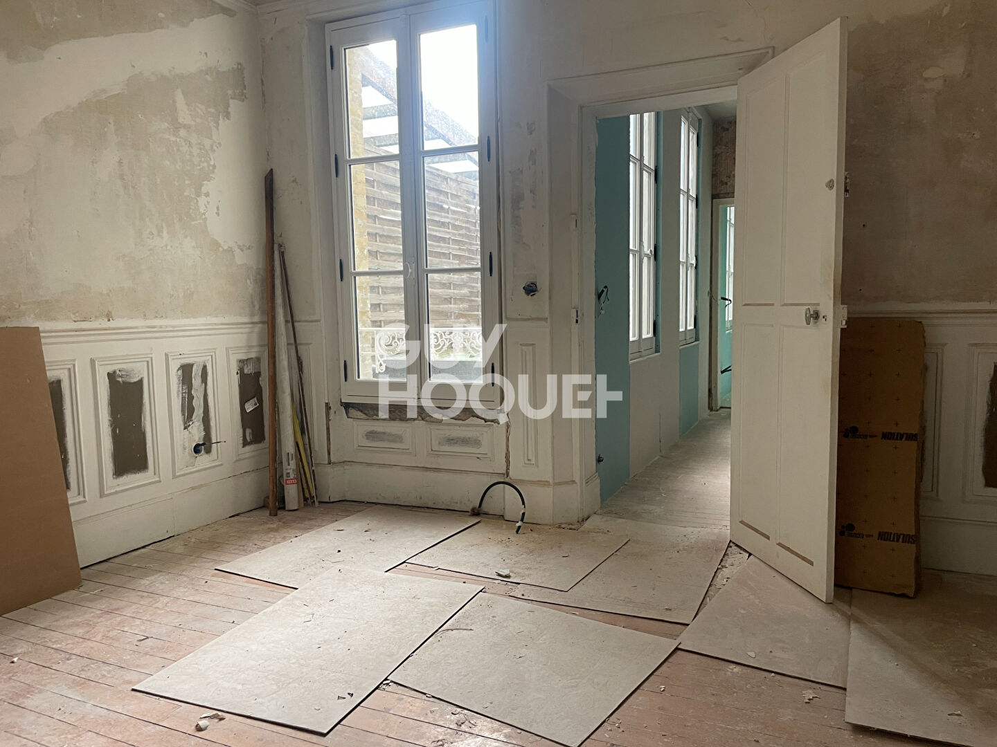 Maison de ville  avec cour et parking privatif