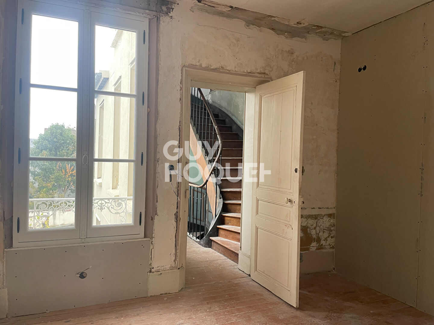 Maison de ville  avec cour et parking privatif