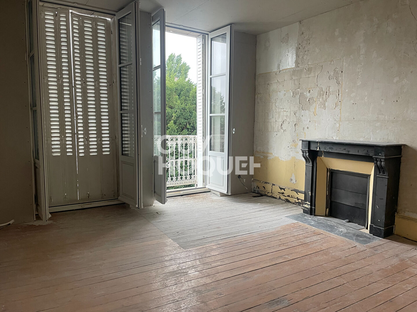 Maison de ville  avec cour et parking privatif