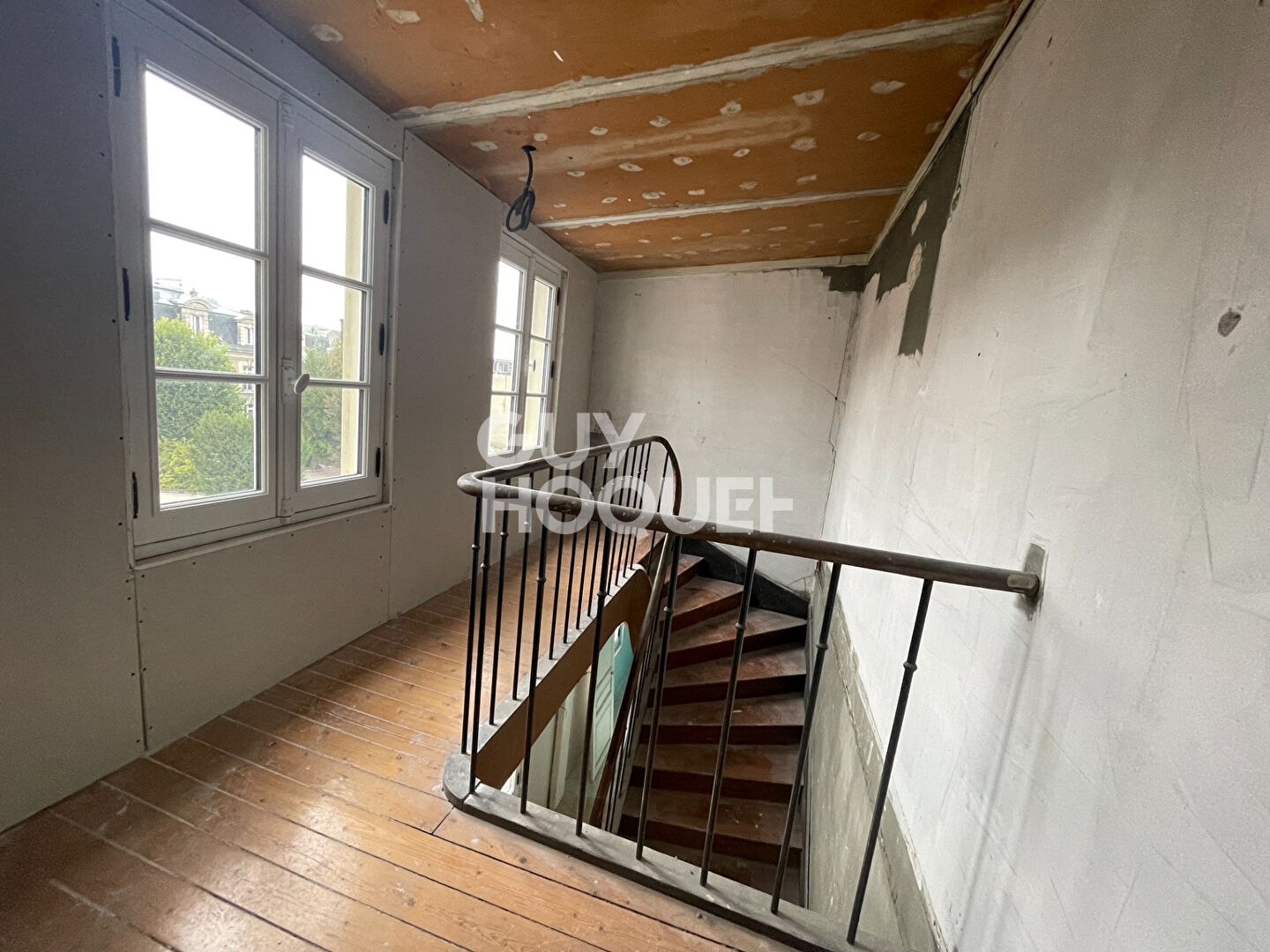 Maison de ville  avec cour et parking privatif