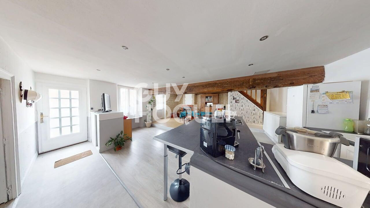 Maison Montmort Lucy  cour jardin et garage.