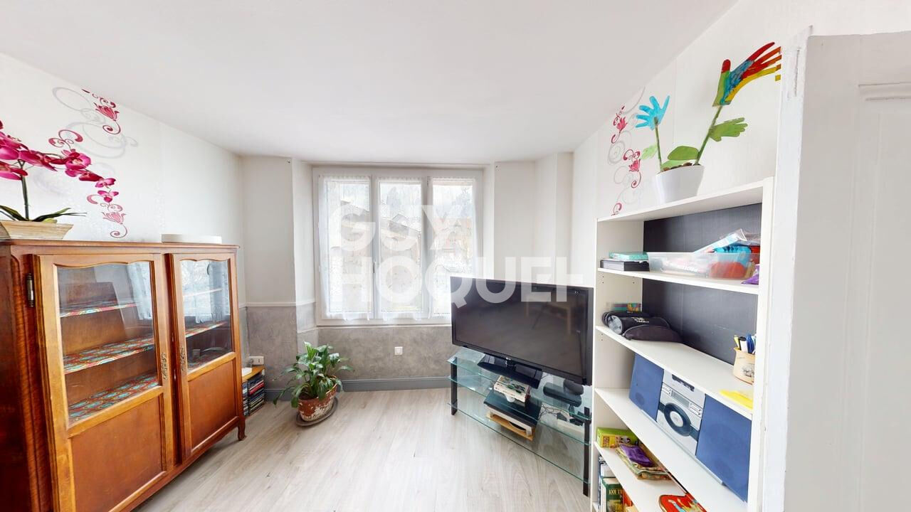 Maison Montmort Lucy  cour jardin et garage.