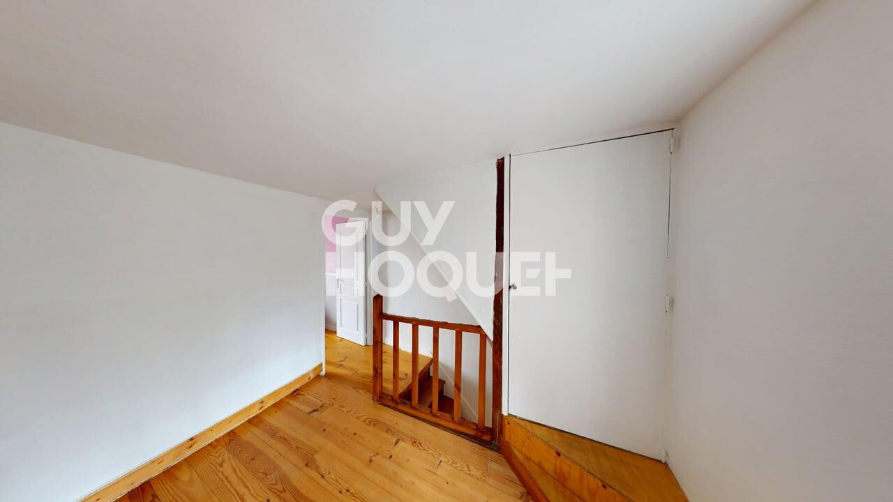 Maison Montmort Lucy  cour jardin et garage.