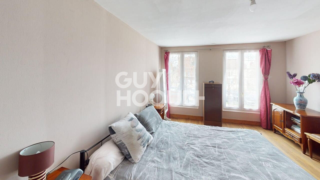 Maison Montmort Lucy  cour jardin et garage.