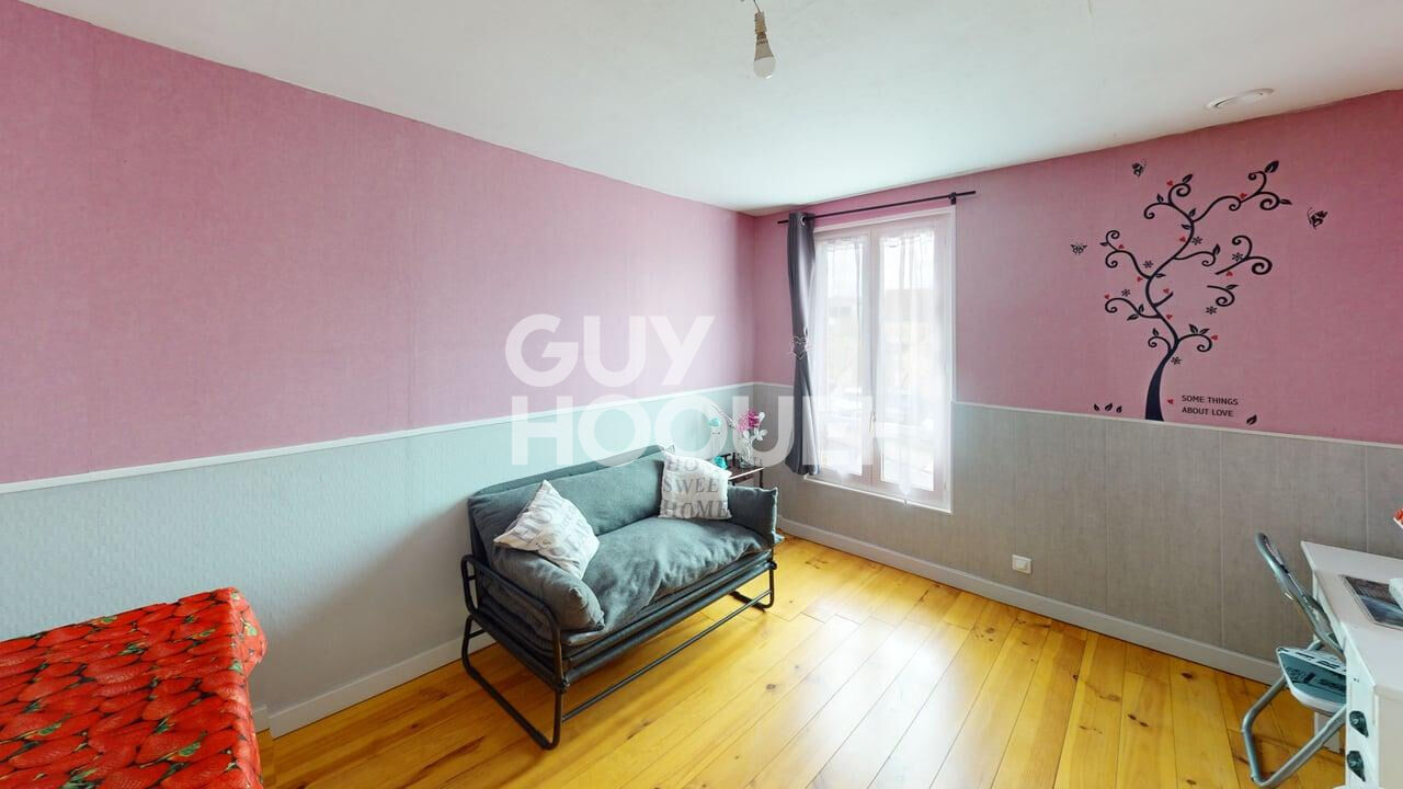 Maison Montmort Lucy  cour jardin et garage.