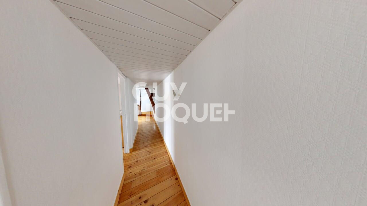 Maison Montmort Lucy  cour jardin et garage.