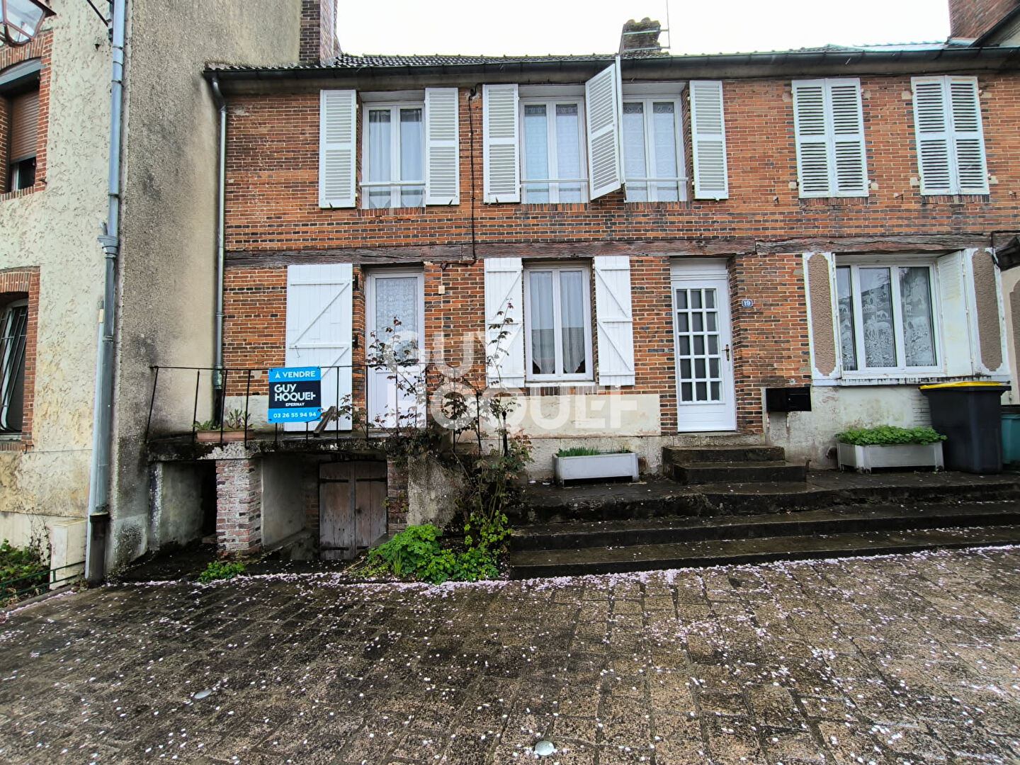 Maison Montmort Lucy  cour jardin et garage.