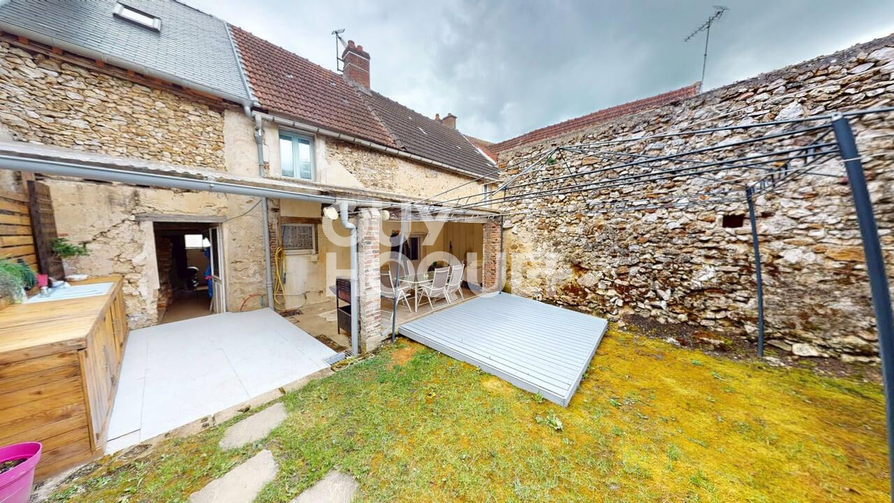 Maison Montmort Lucy  cour jardin et garage.