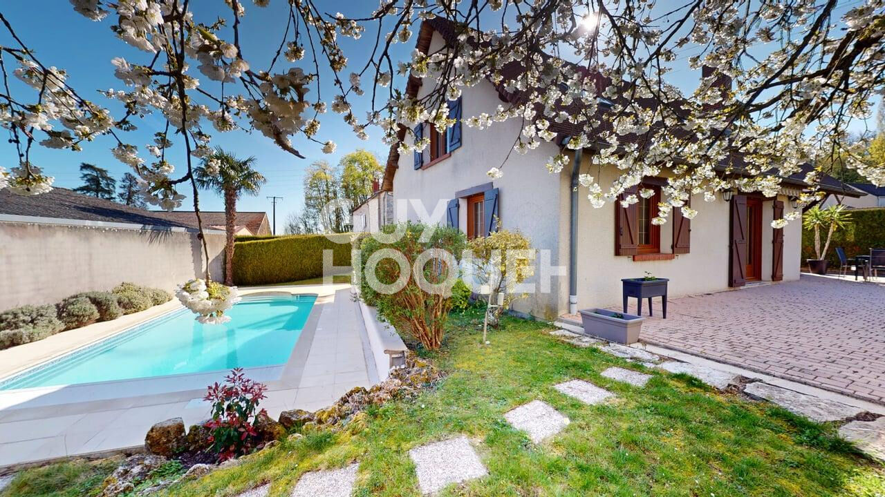 À vendre à Boursault Grande maison familiale avec piscine, dépendance et beaux volumes !