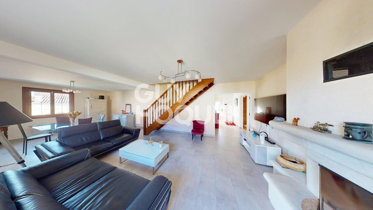 À vendre à Boursault Grande maison familiale avec piscine, dépendance et beaux volumes !