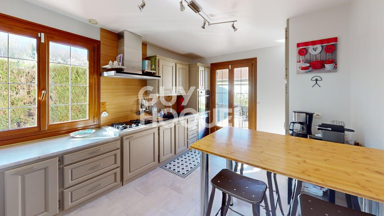 À vendre à Boursault Grande maison familiale avec piscine, dépendance et beaux volumes !