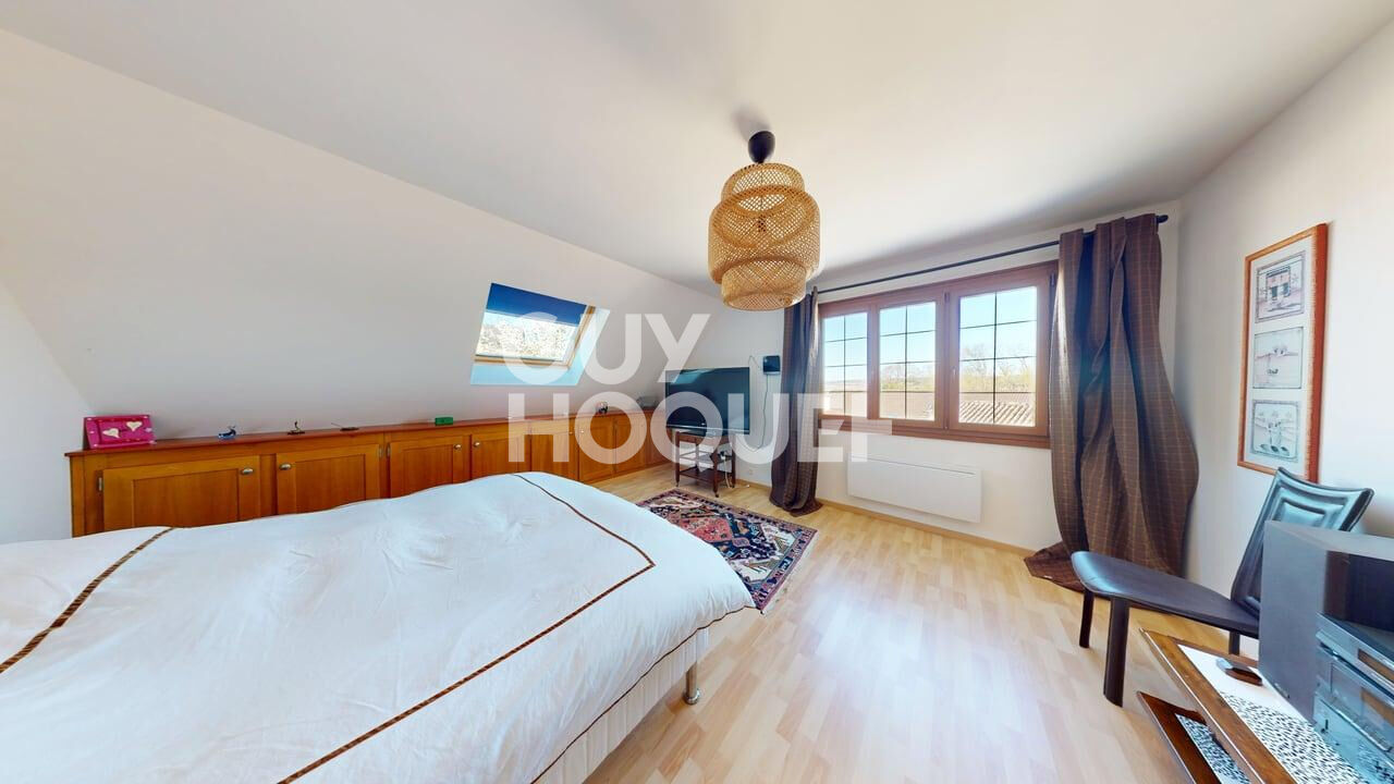 À vendre à Boursault Grande maison familiale avec piscine, dépendance et beaux volumes !