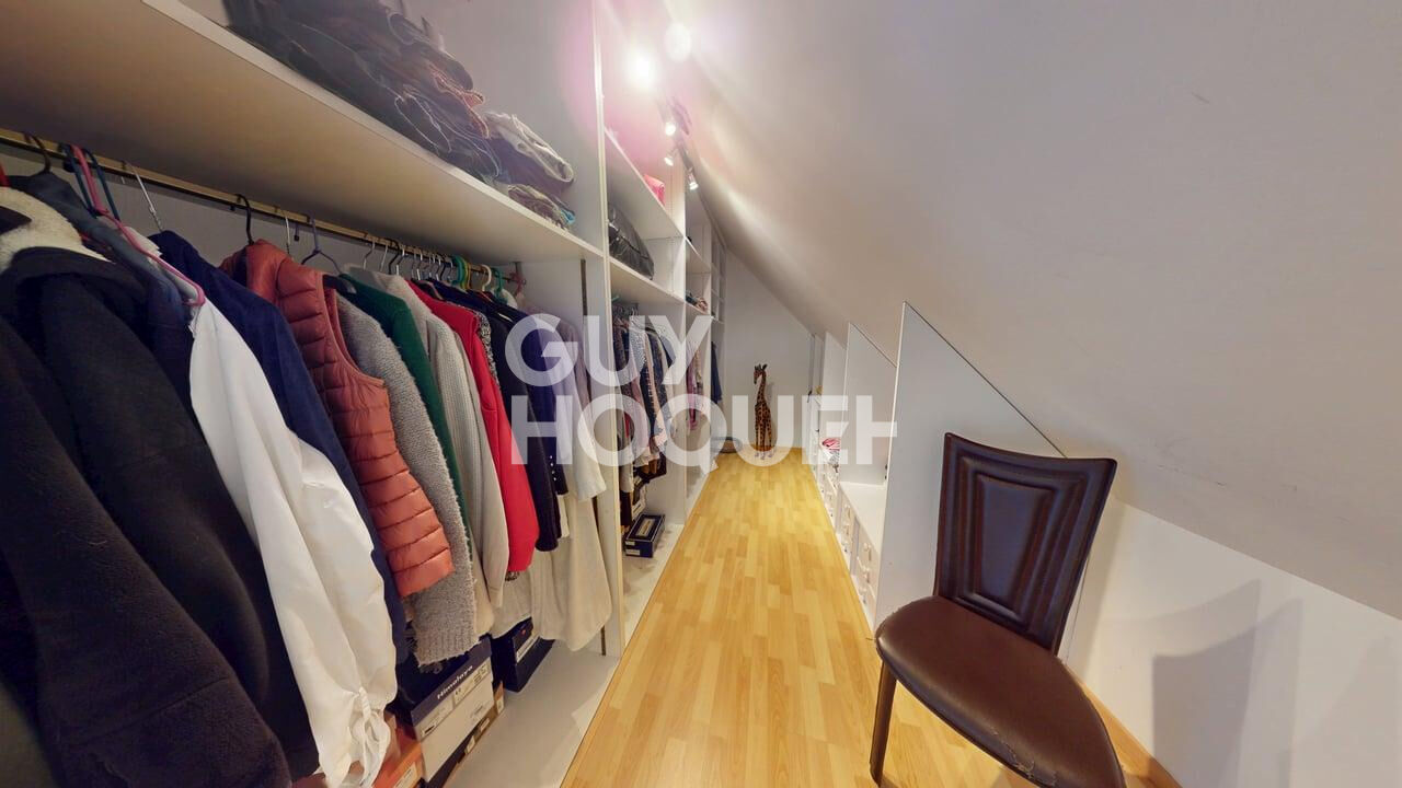 À vendre à Boursault Grande maison familiale avec piscine, dépendance et beaux volumes !