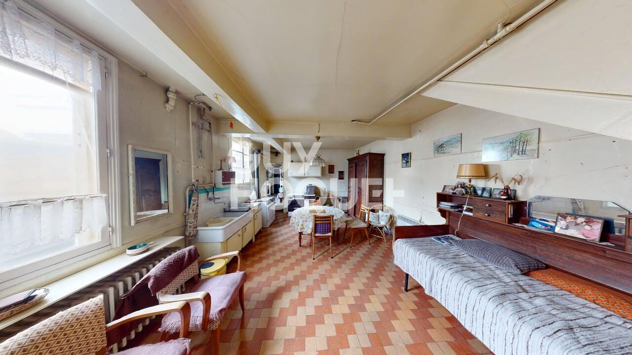 Mardeuil ( 51530 )  :  Ensemble immobilier à rénover avec maison, cave,  jardin, garages et dépendances