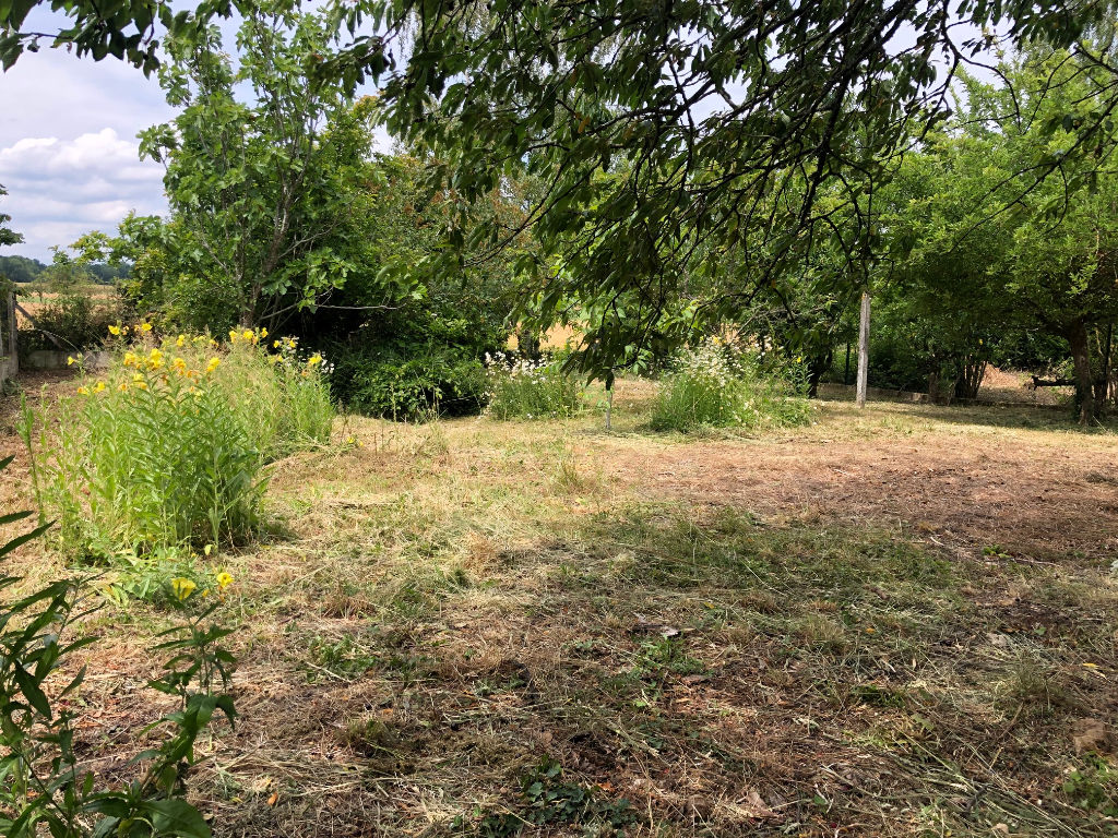 Terrain à bâtir avec petite maison et garage existants