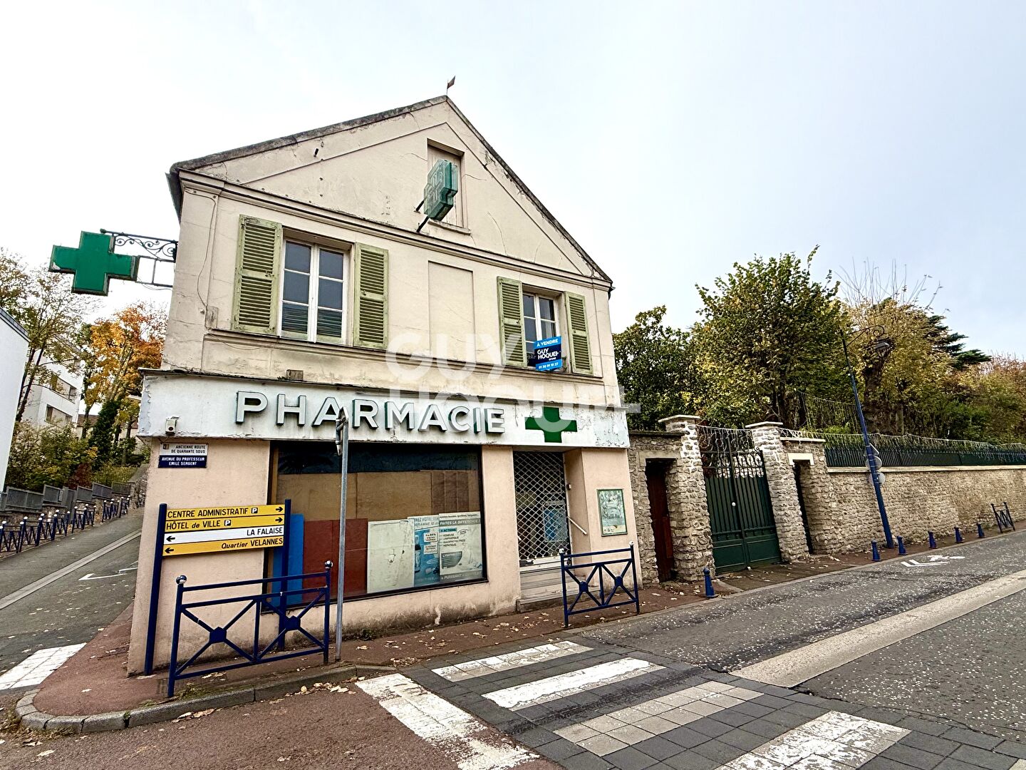 MAISON + LOCAL COMMERCIAL à Epône 78680