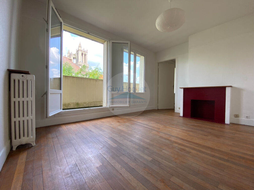 Mantes la Jolie, F3 plein centre dernier étage, vue collégiale