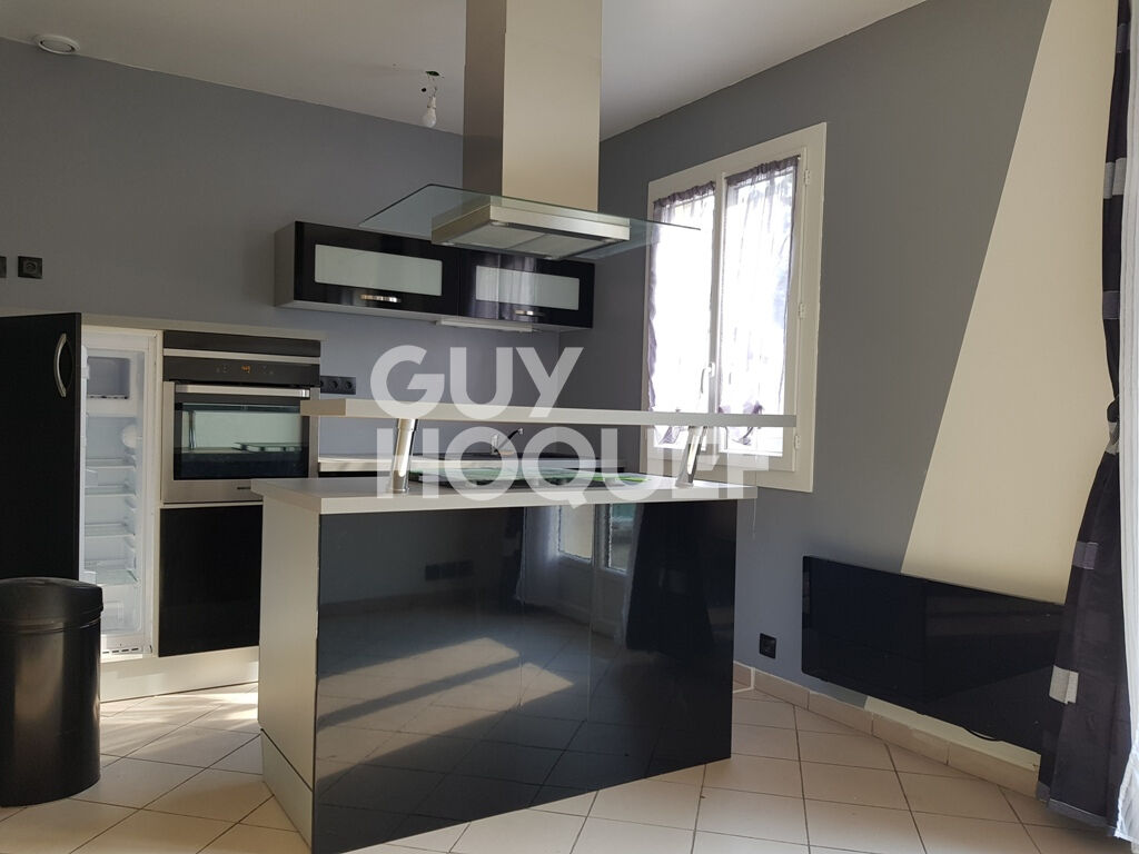 MEZIERES SUR SEINE - 2 pièces Duplex en rez de Jardin (bien vendu loué)