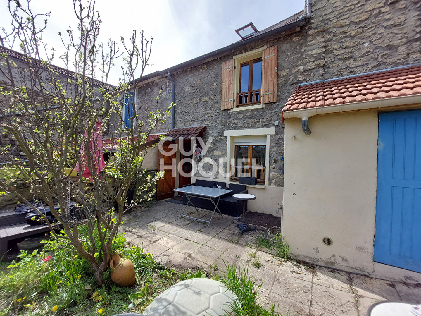 JUZIERS - Maison 4 pièces avec garages et jardin